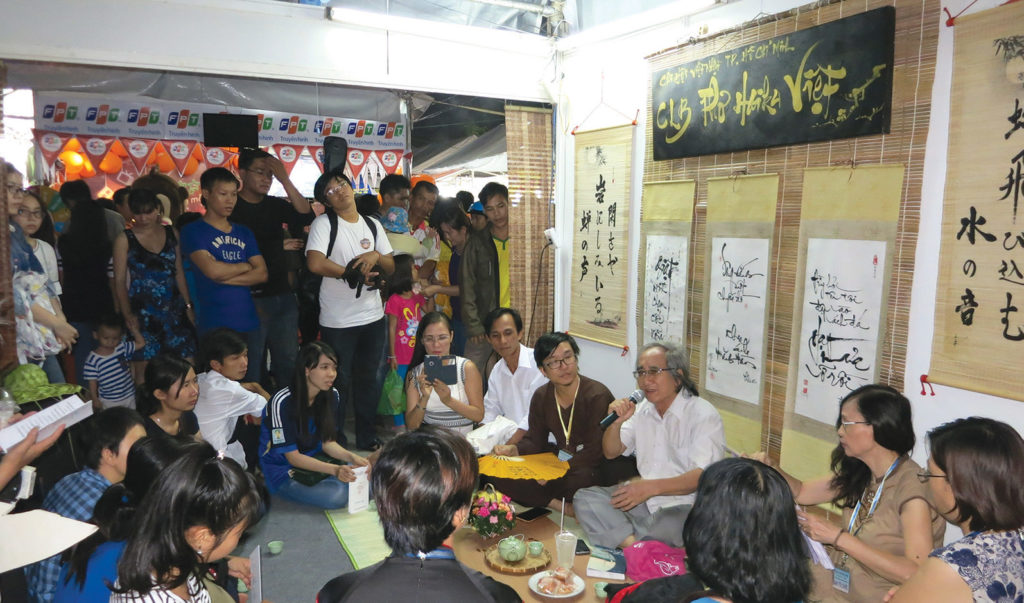 Nhà văn Nhật Chiêu giới thiệu Haiku Nhật trong cuộc Triển lãm Giao lưu Văn hóa - Thương mại Việt Nam - Nhật Bản 2015 tại Cần Thơ