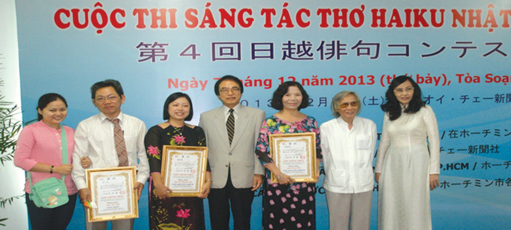 Các thành viên CLB được nhận giải thưởng sáng tác thơ Haiku Nhật Việt lần IV ngày 7-12-2013
