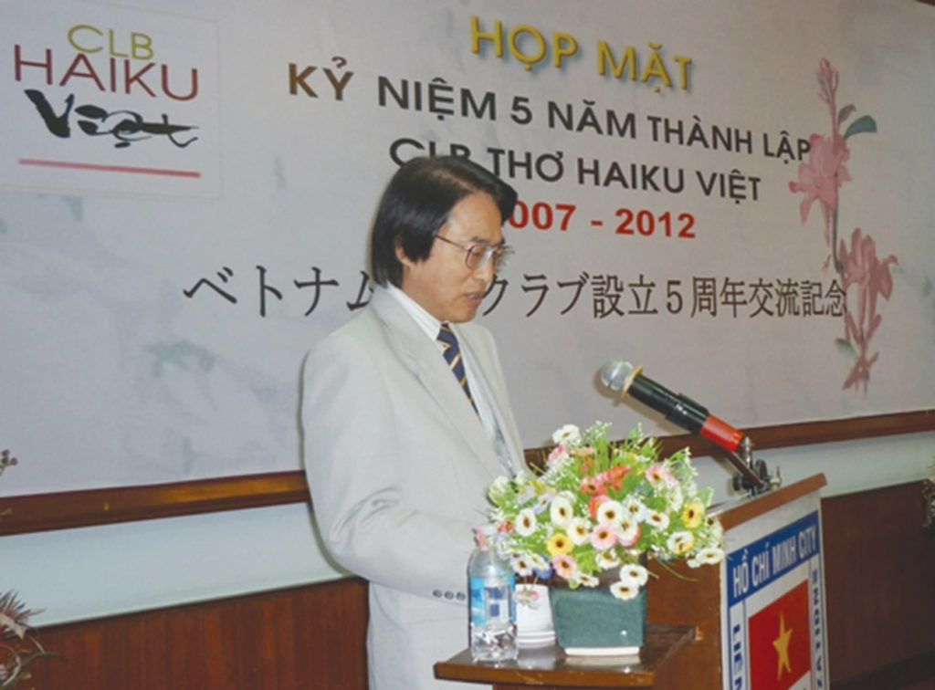 Ông Harumitsu Hida - Tổng Lãnh sự Nhật Bản tại TP.HCM phát biểu trong Lễ kỷ niệm 5 năm thành lập CLB Thơ Haiku Việt (2012)