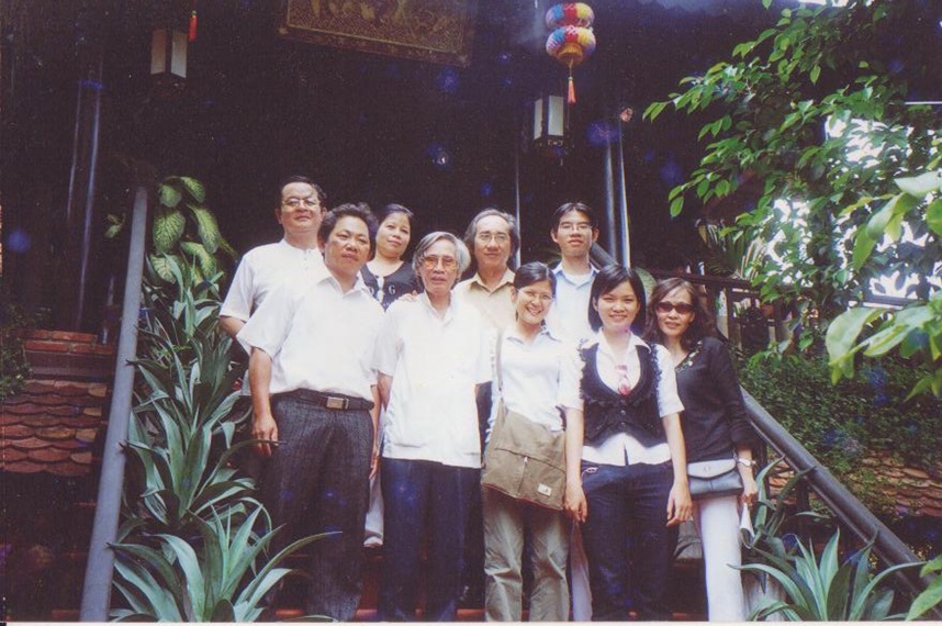 GS. Lưu Đức Trung và các thành viên sáng lập CLB Thơ Haiku Việt TP.HCM